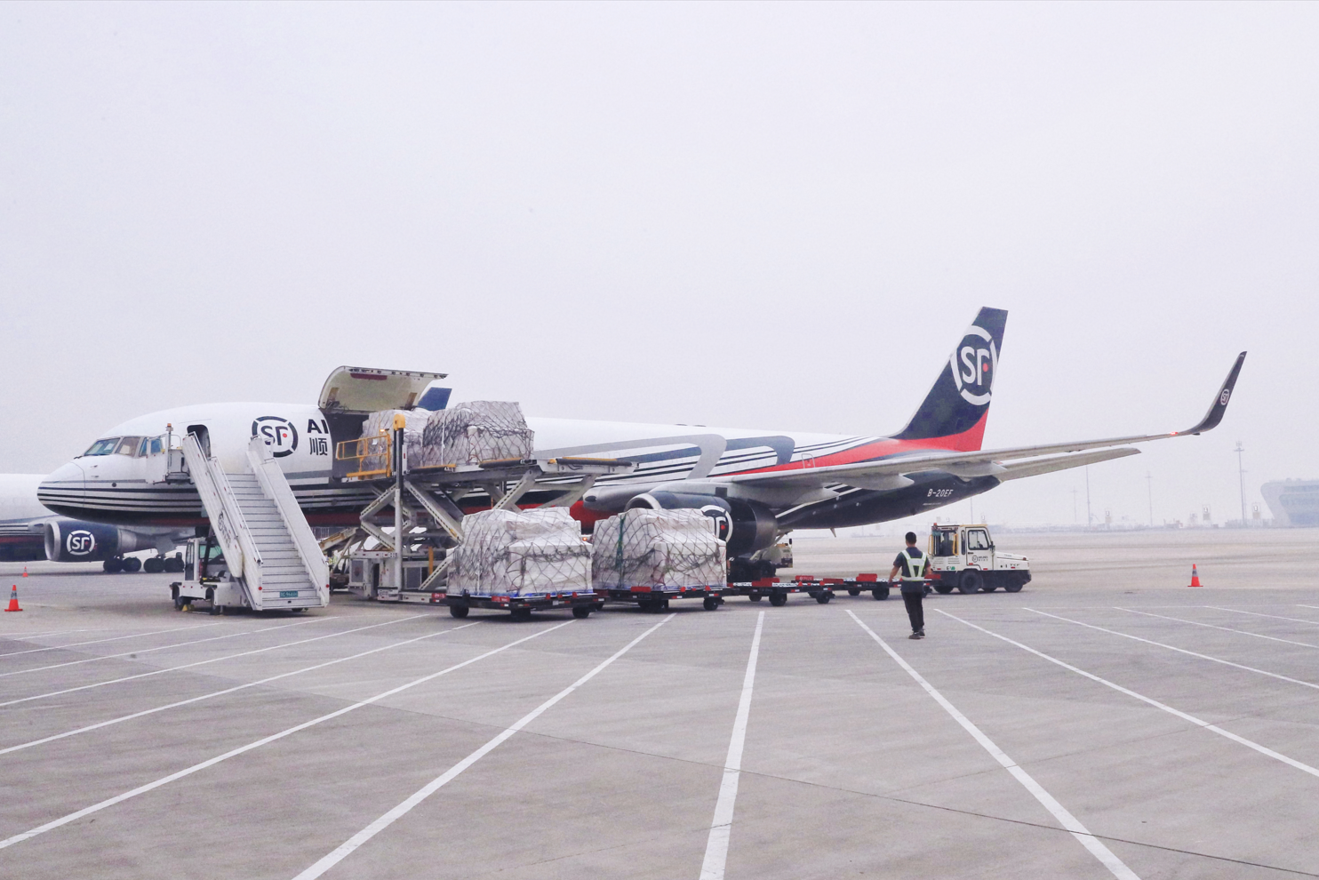 武鄂黄黄四市集中签约临空经济项目都市圈航空客货运双枢纽加速发展(图2)